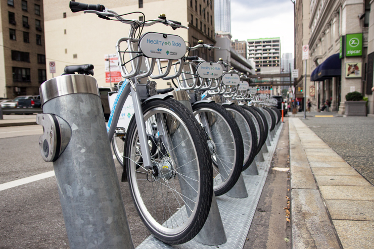 (Claire Murray/Photo Editor) A rack of Healthy Ride bikes on Forbes Avenue awaits riders. Last May saw the launch of Healthy Ride, the city’s bike share system, which has 50 stations and 500 bikes across the city.